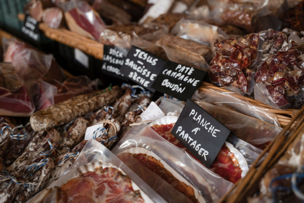 Etale avec les produits de la ferme du Gioulé dans les Landes qui élève des porcs noirs : saucisson, ventrêche, pâté etc