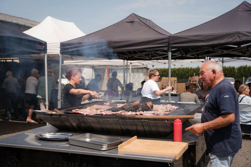 Cuisiniers de la Ferme du Gioulé devant le brasero pour leur soirée dégustation de porcs noirs à Cazères-sur-l'Adour