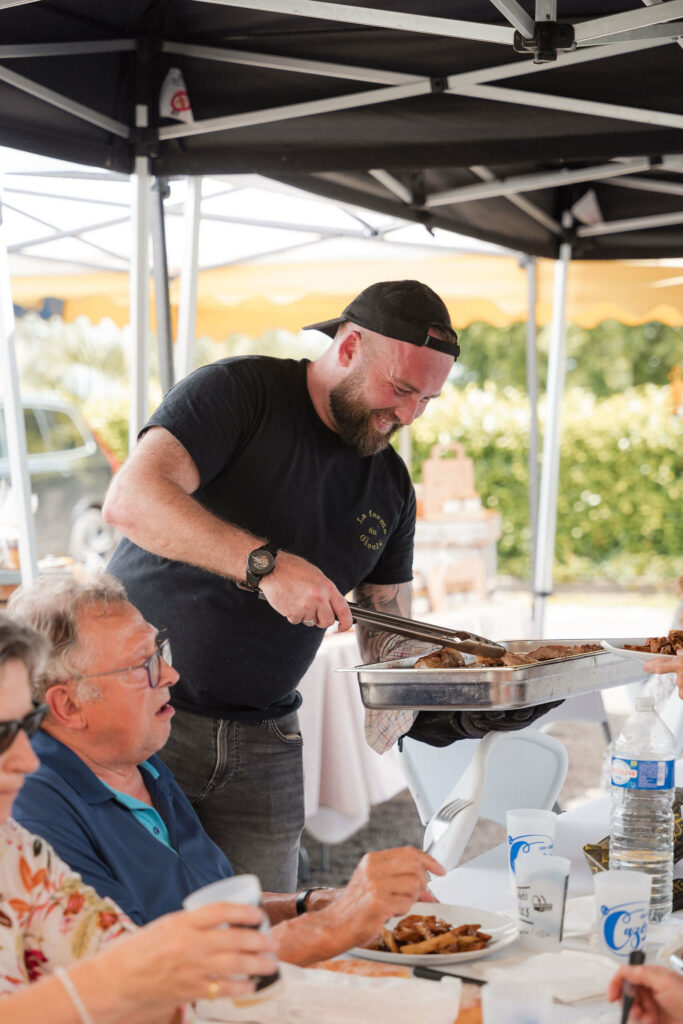Max le patron de la Ferme du Gioulé qui sert ses produits à une soirée brasero