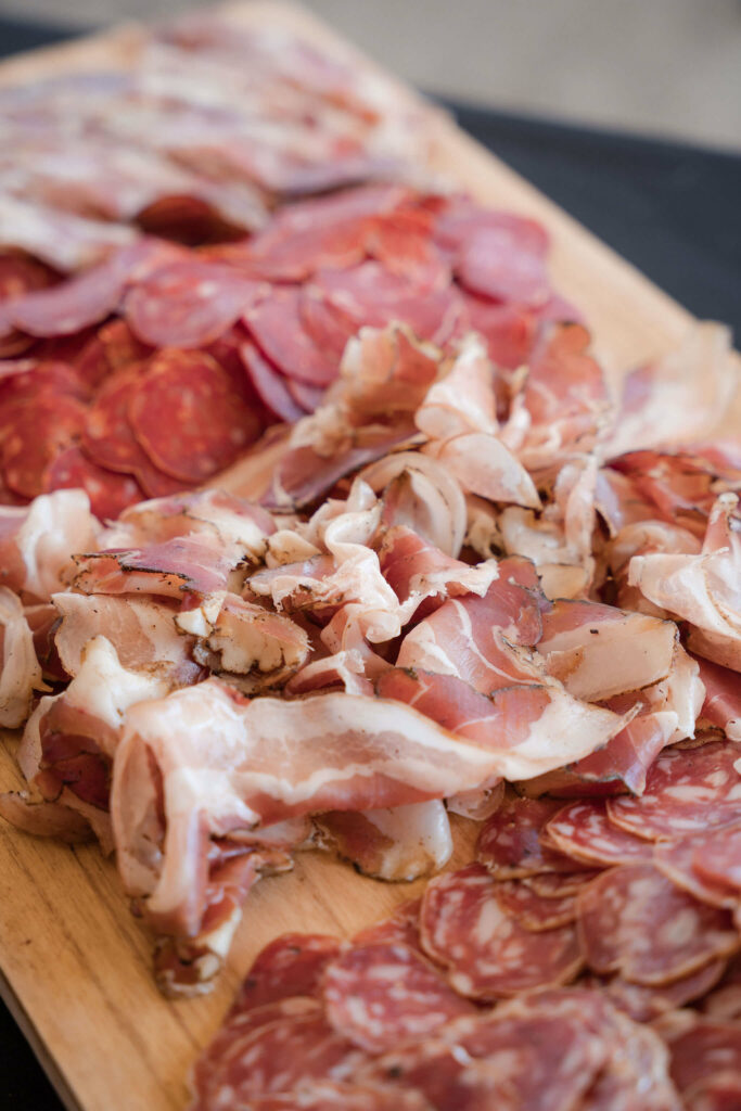 Plateau de charcuterie de porc noir dans les Landes lors d'une soirée brasero à la Ferme agricole du Gioulé