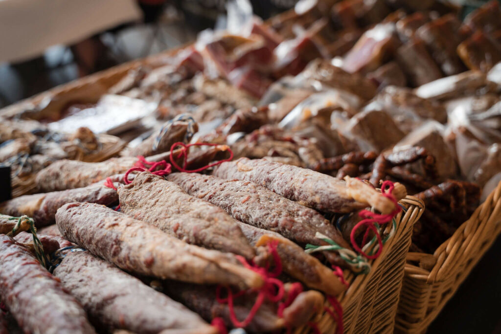 Table remplie de saucisson, de charcuteries de porcs noirs dans les Landes 40