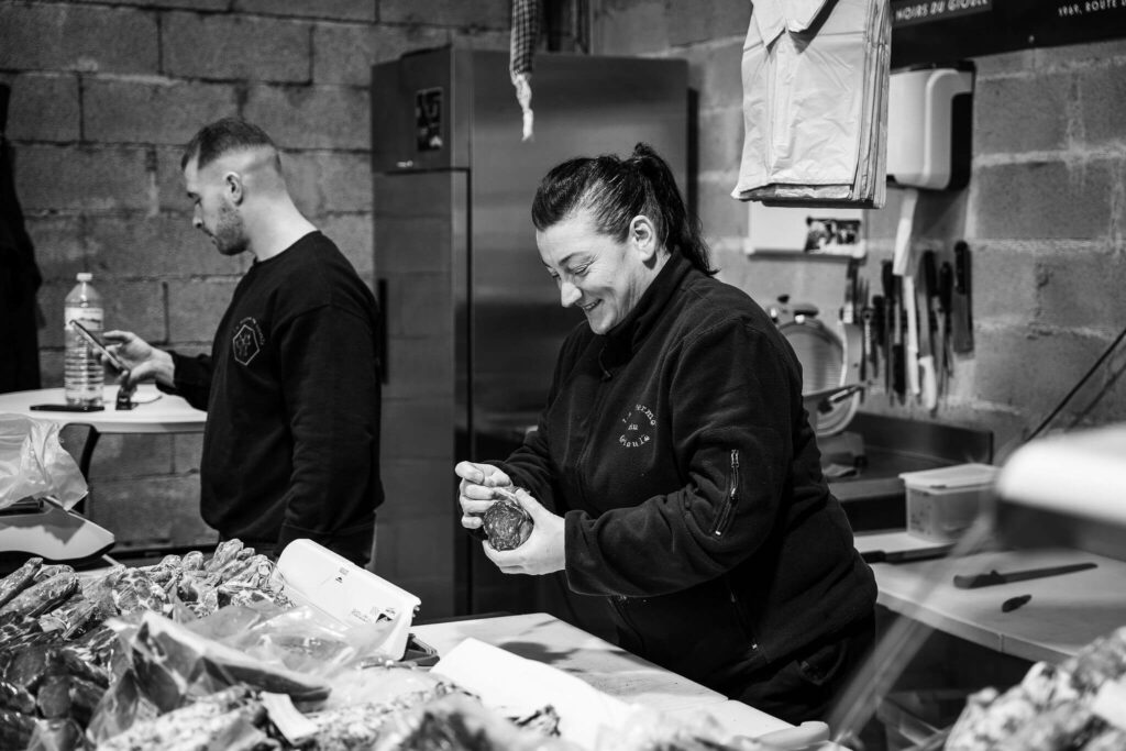 Christine, une employée de la Ferme de porc du Gioulé dans les Landes