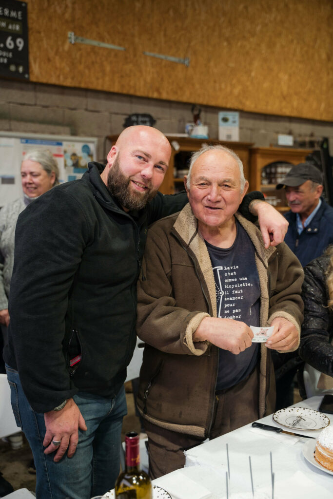 Max et son ami à une soirée brasero à Cazères-sur-l'Adour